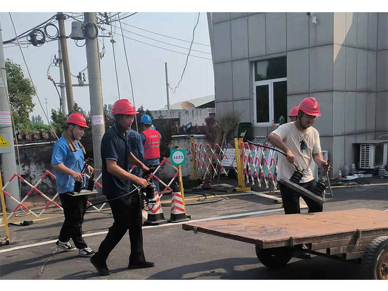 致敬：冒著(zhù)高溫高濕天氣， 加班加點(diǎn)仍堅持崗位工作的員工