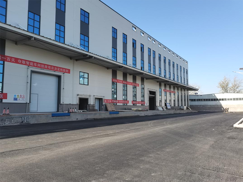 貫穿廠(chǎng)區南北交通，公司西院道路建設快速施工