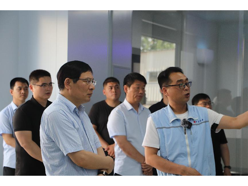 奮斗不止，追求卓 越