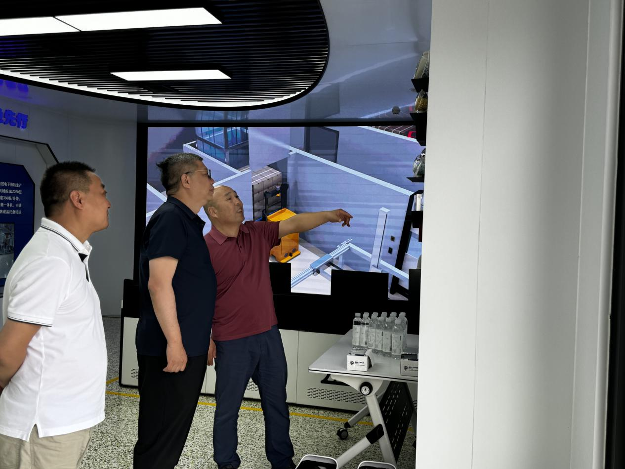 《國務(wù)院發(fā)展研究中心金融研究所副所長(cháng)巴曙松教授、金鷹基金姚文 強董事長(cháng)為企業(yè)發(fā)展實(shí)地考察》